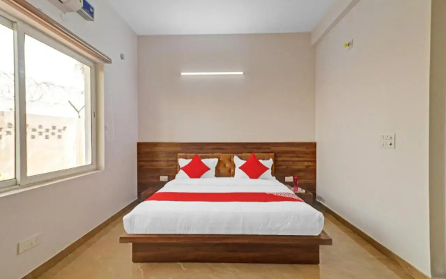 OYO 87366 Hotel Safari Inn