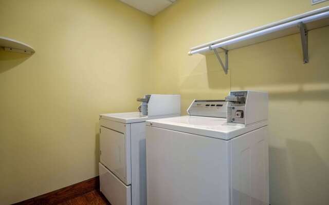 Days Inn by Wyndham Evansdale Waterloo