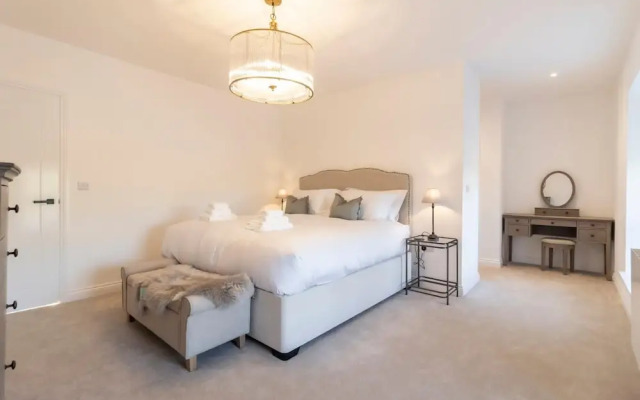 NEW Sleek & Stylish 2BD Flat - Heart of Haworth