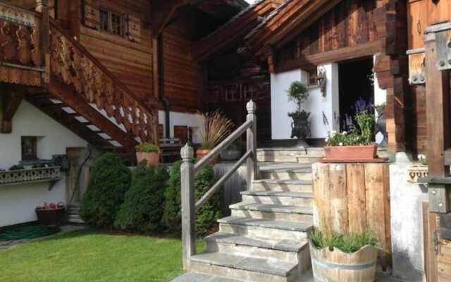 Cozy fully serviced Twin Chalets