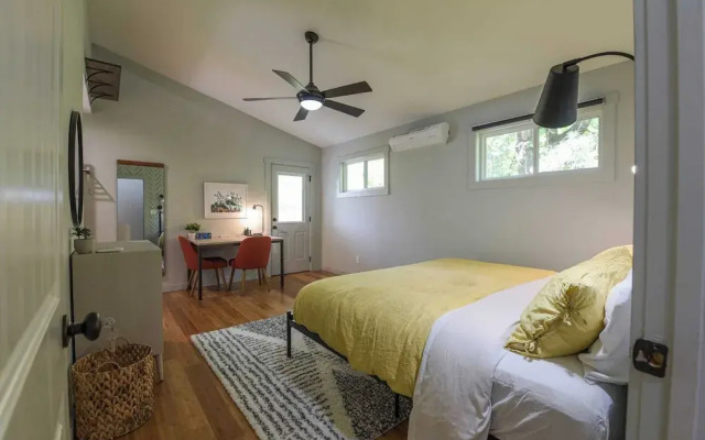 Plum Perfect Hideaway by Avantstay Near Downtown