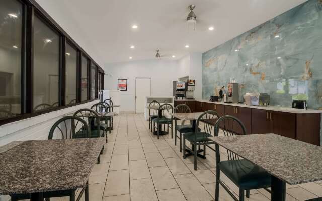 Econo Lodge Inn & Suites Fulton - Rockport
