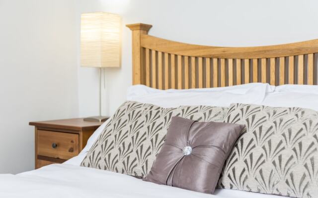 Beautiful City Center 2 Bed Apartment with Park View