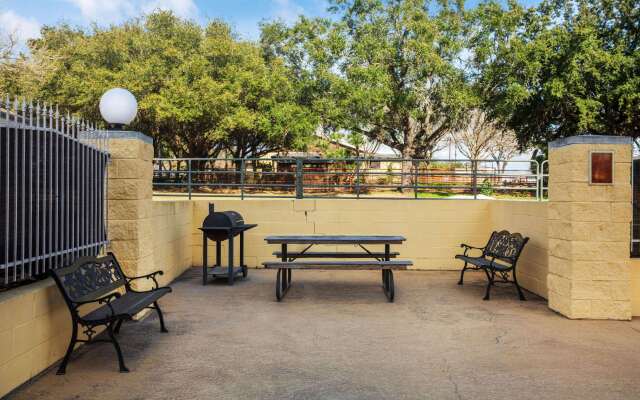 La Quinta Inn & Suites by Wyndham Beeville