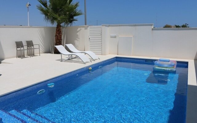 Villa con piscina Activa28