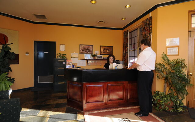 McNevin's Warwick Motel