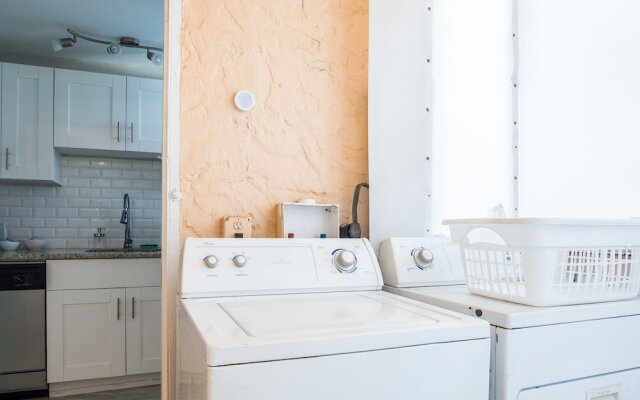 1 BR with Parking next to Bay and Shopping by Frontdesk