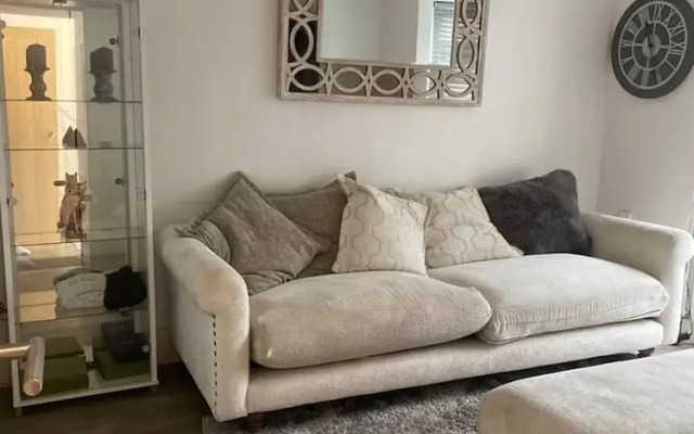 Lovely 3-bed House in Potters Bar Jacuzzi & 75inch