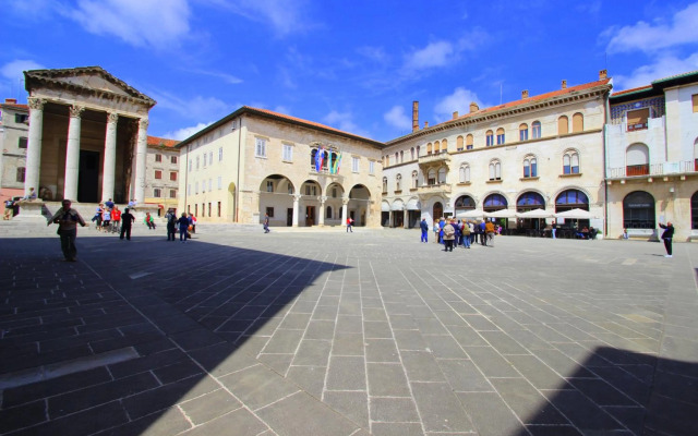 Top Center Apartment