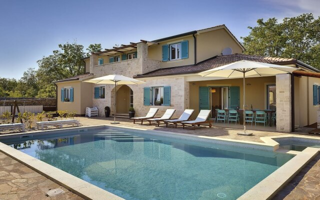 Luxurious Villa with Sauna & Hot Tub in Žminj