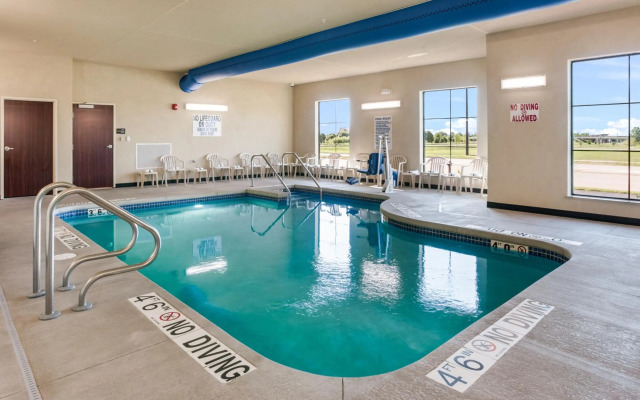 Cobblestone Hotel & Suites - Appleton International Airport