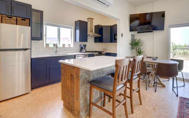 Hot Tub & Views! Modern Home 15 Mi to Zion NP