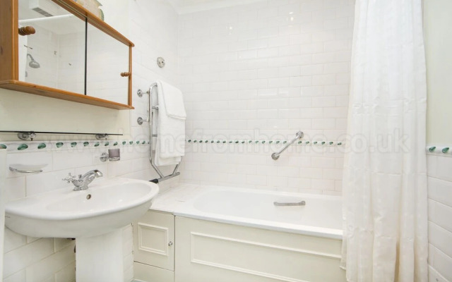 Brunswick Gardens - Cosy Apartment in a Cherry Tree Lined Street- Notting Hill