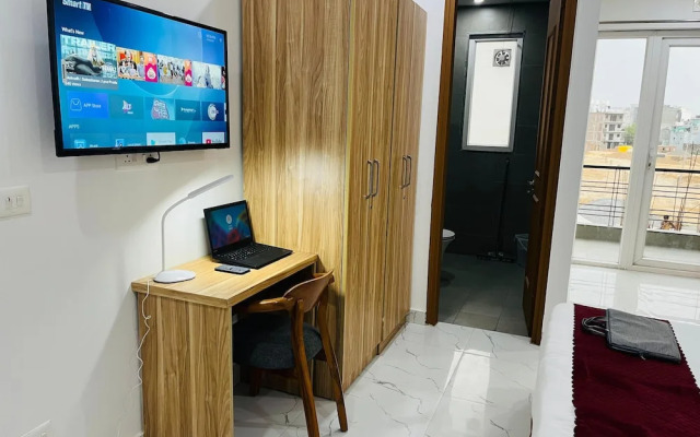 The Lodgers Luxury Studio Apartment In front of Artemis Hospital