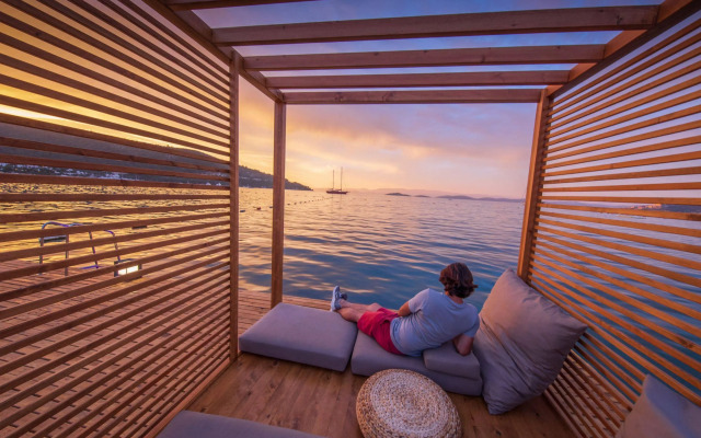 Moyo Beach Hotel