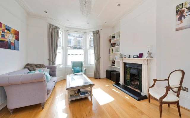 Bright & Spacious 5 Bed House in Charming Putney
