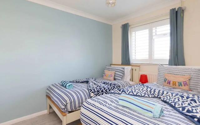 Seaside Retreat - Five Minutes to Beach Village