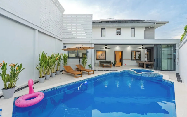 Pool Villa  Bathtub  Pool Table V215