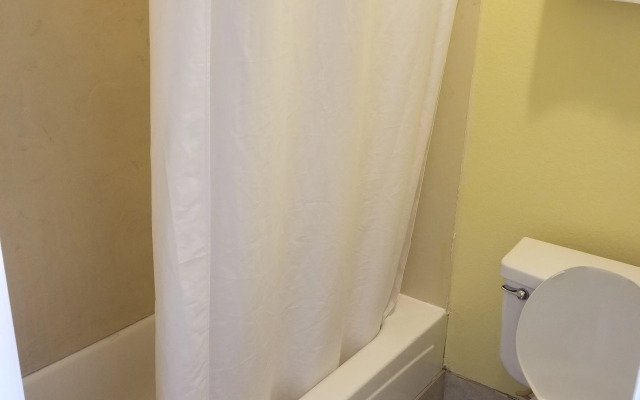 Westworld Country Inn