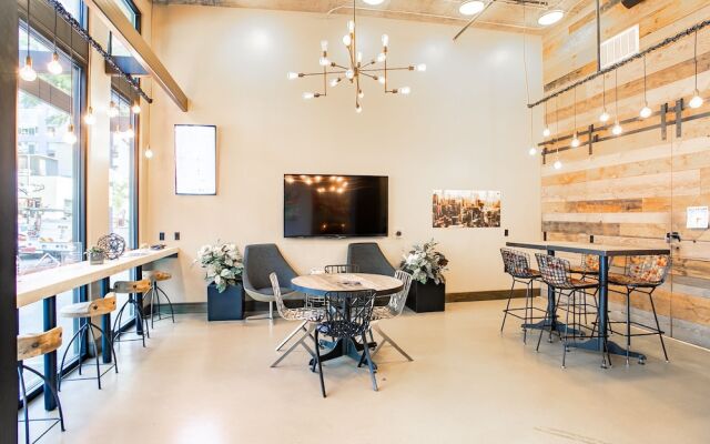 WanderJaunt Modern Dt San Diego Apts