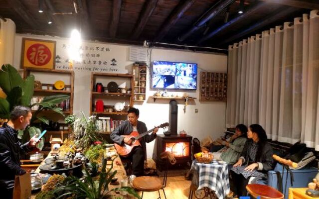 Lijiang Shu He Shangshanruoshui Inn