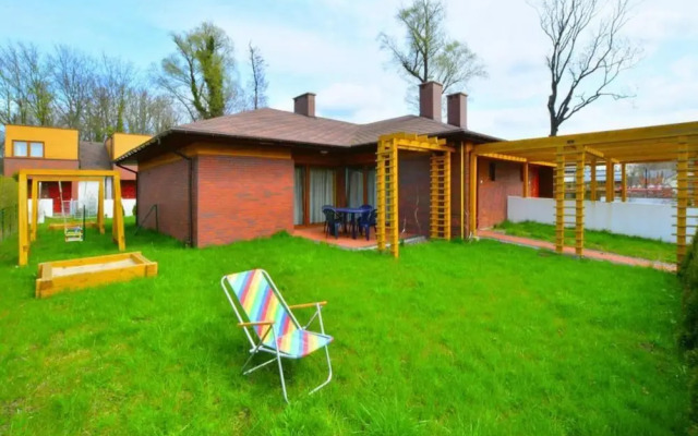 Spacious Holiday Home With Private Garden