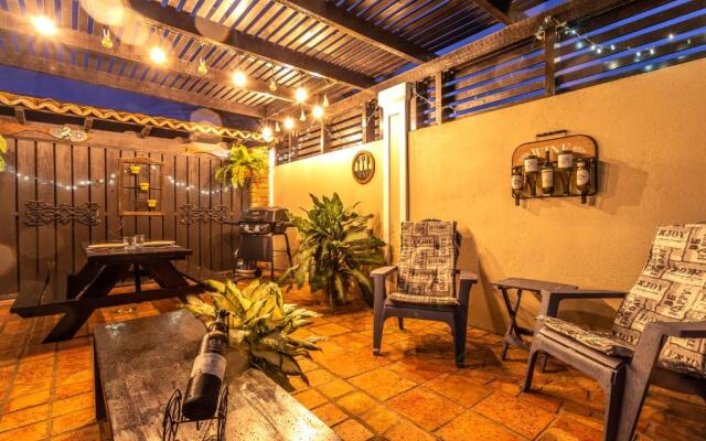 Apartment With Charming Patio+ BBQ Near Beach! Free Util's