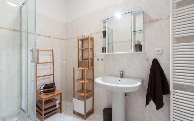 Decadent Art Deco Apartment in Old Town
