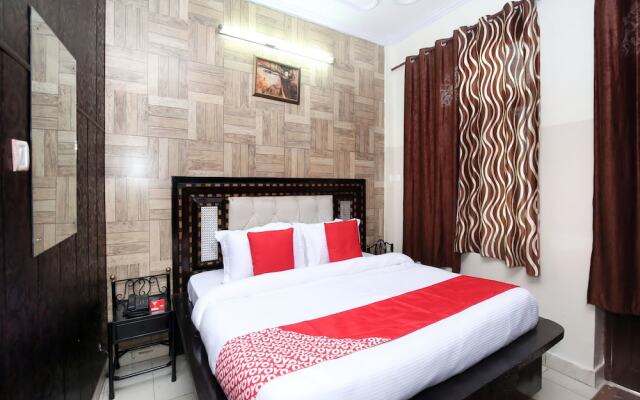 OYO 11906 Hotel Star Welcome