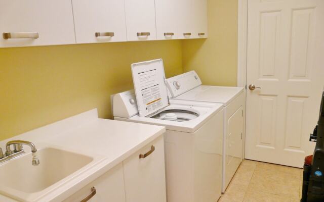 Luxurious Esplanade Condo Overlooking bay