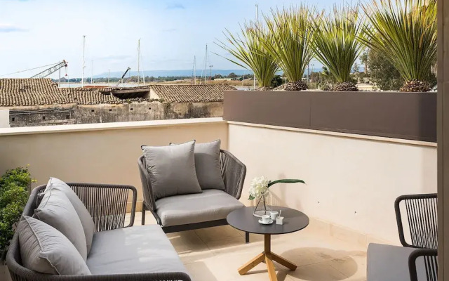 Byssus Suites