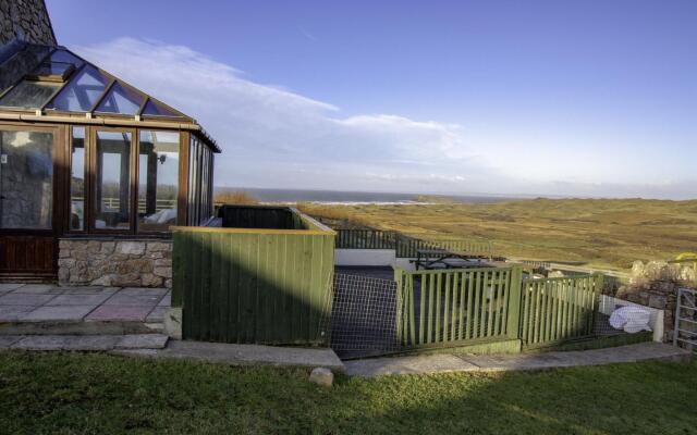 Stormy Castle - 6 Bedroom Sleeps 14 - Llangenith