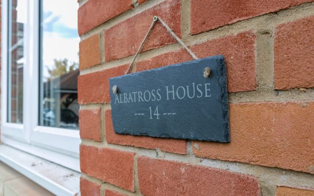 Albatross House - Comfy Home with Parking