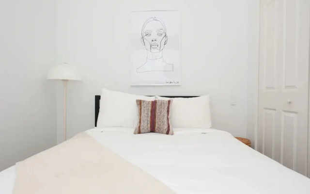 Vibrant Lincoln Park Suites by Sonder