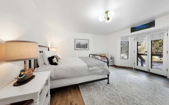 Bright & Modern Cabin Luxury Home in Carnelian Bay!