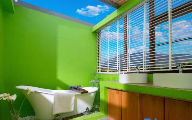 EARTHGAZE•STARSPANNG: 180-Degree Snow Mountain View Homestay (Lijiang Ancient Town Branch)