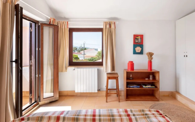 JOIVY 3-BR Cottage w/Terrace & Garden in Colares