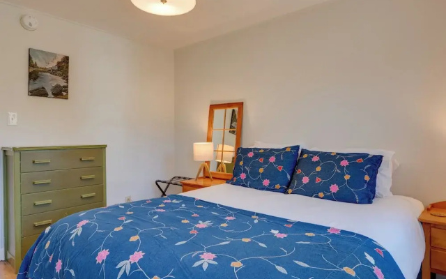 Charming Farmhouse: Walk to Village + Trails!
