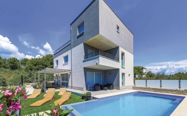 Beautiful Home in Trogir With Sauna, Wifi and 6 Bedrooms