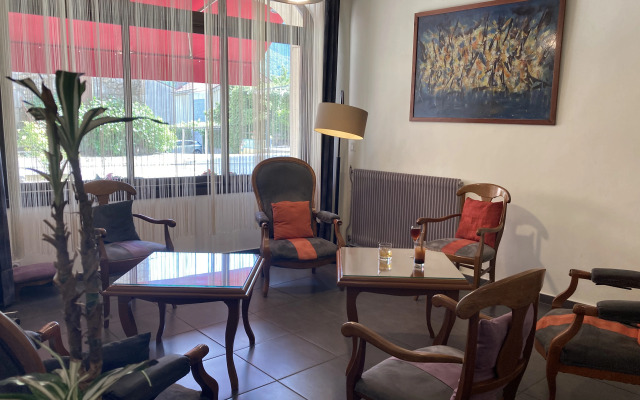 Hôtel et Appartements Les Platanes