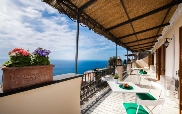 Villa Savina - Elegant Family Villa Overlooks Amalfi Coast -