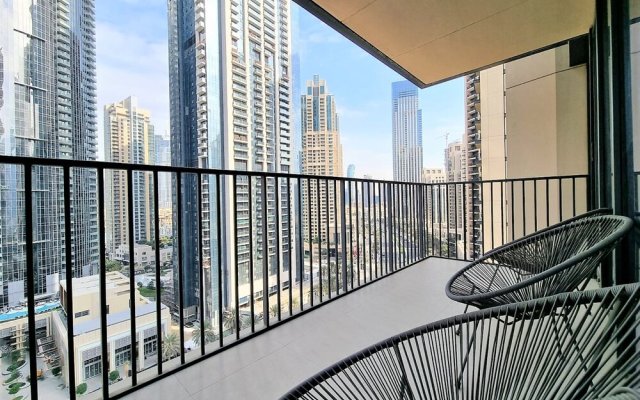 Luxurious Downtown Apt with balcony & View