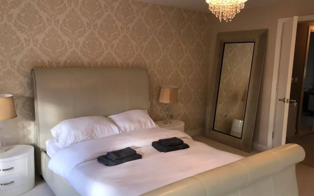 Room-cozy Sheffield Guest Room With Shar