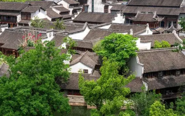 Puyuan fashion ancient town theme inn