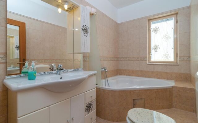 Amazing Home in Trogir With Wifi and 3 Bedrooms