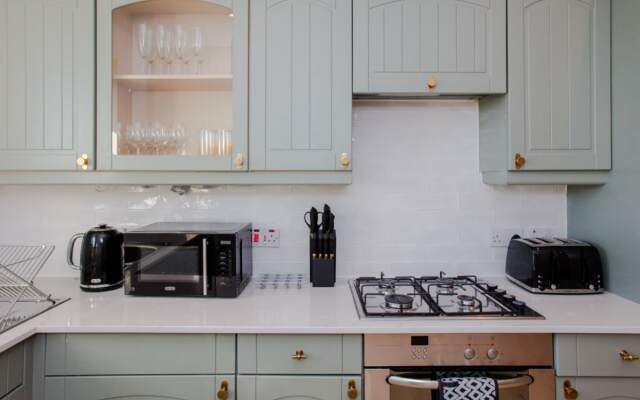 The Sparkford Gardens - Lovely 2bdr With Balcony