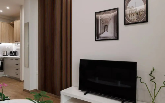 Chic & Renovated Flat Steps from Metro