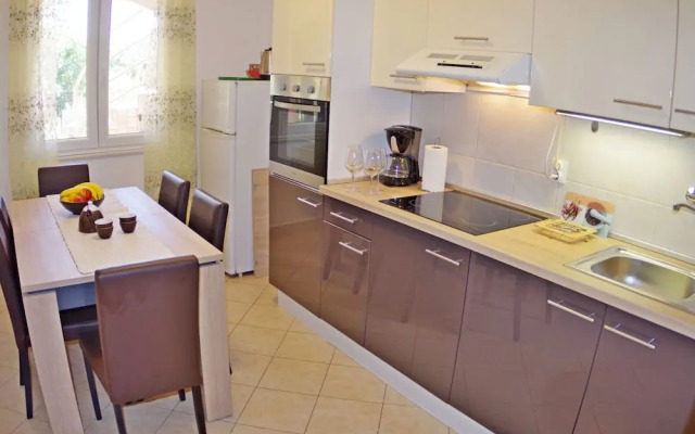 Apartment in Valbandon With Terrace