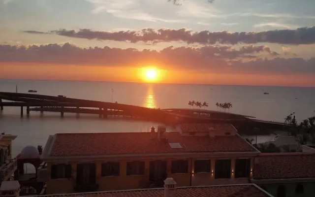 The Room Hotel Sunset Town