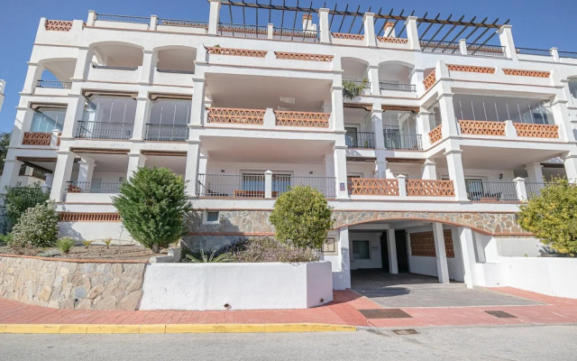 Pool Apt Calahonda 2 With Sea View